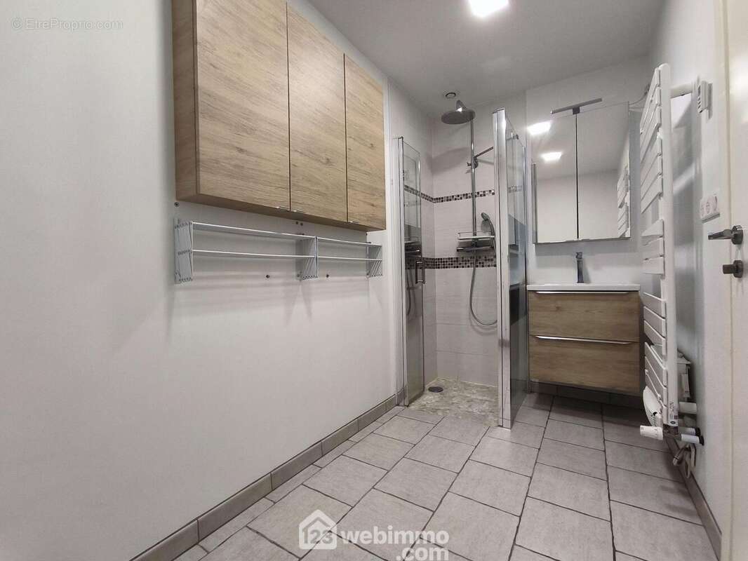 La salle d'eau de 5 m² avec douche, vasque sur meuble, WC et branchement machine à laver - Maison à COURCELLES-SUR-VESLES