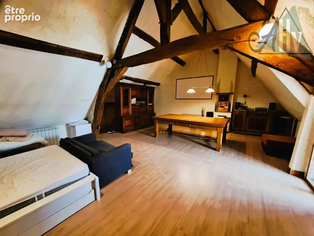 CHEROY (89) - Maison de ville rénovée de 228 m2 avec 4 chambres et extérieur. - photo 15