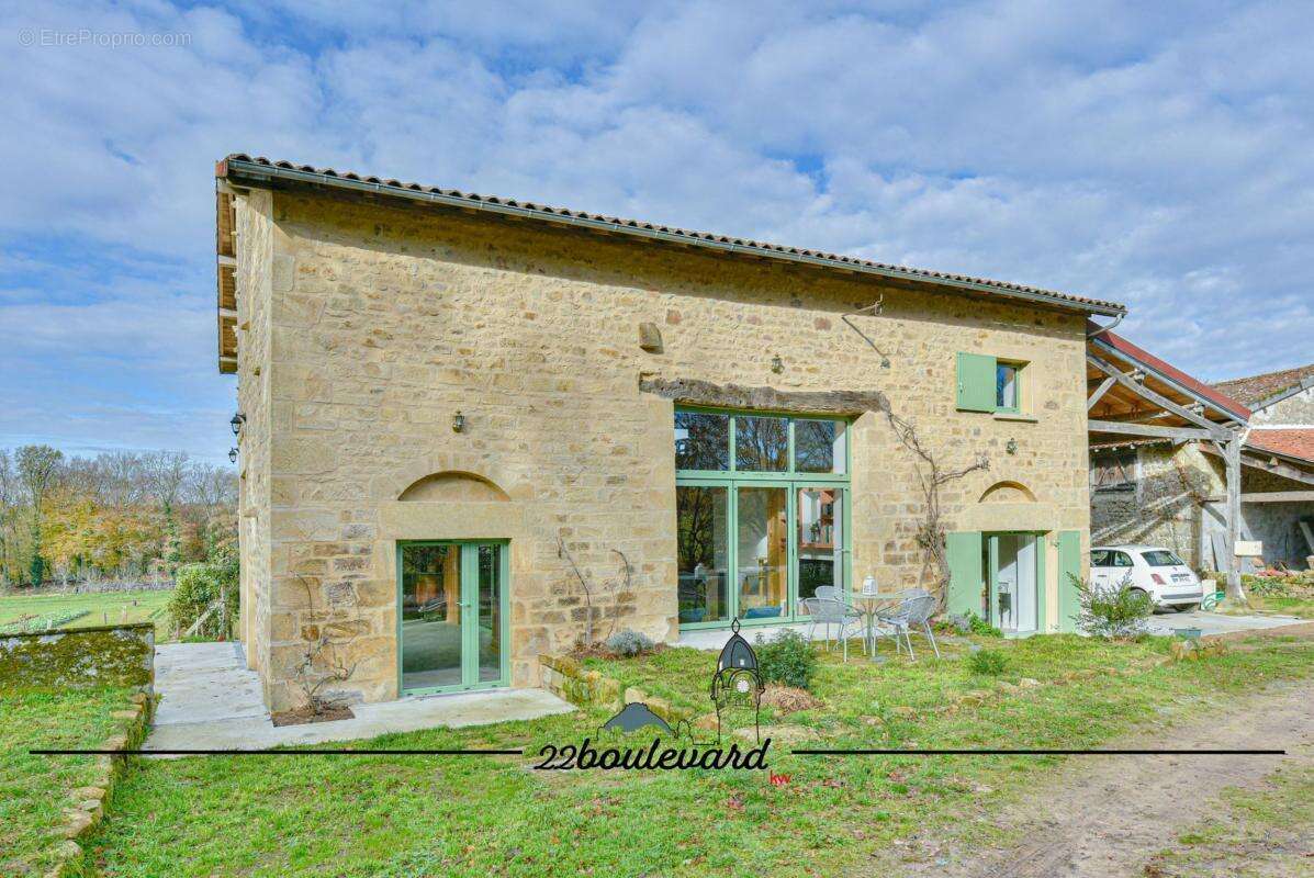 Maison à COMPREIGNAC