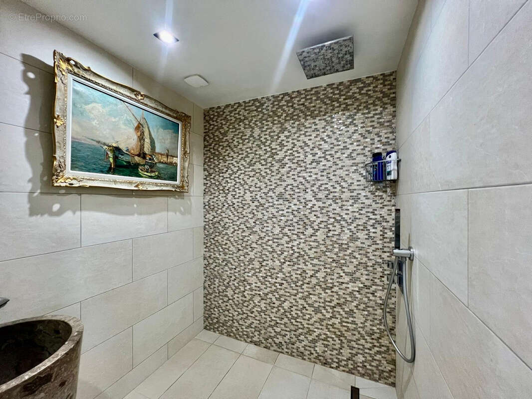 Appartement à SAINT-LAURENT-DU-VAR