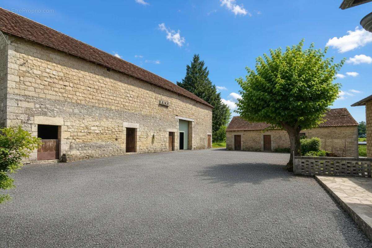 Maison en pierre avec étang et vastes dépendances - photo 15