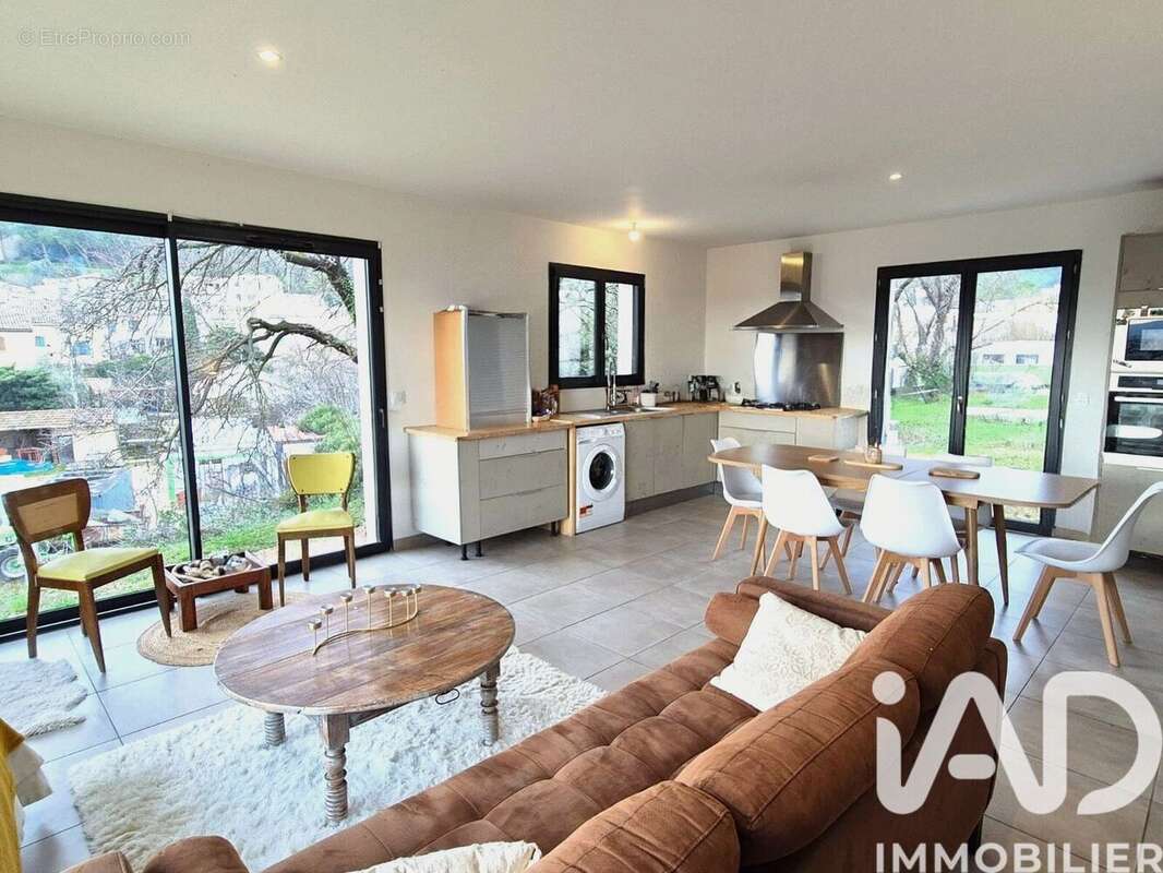 Photo 2 - Maison à LAUDUN-L'ARDOISE