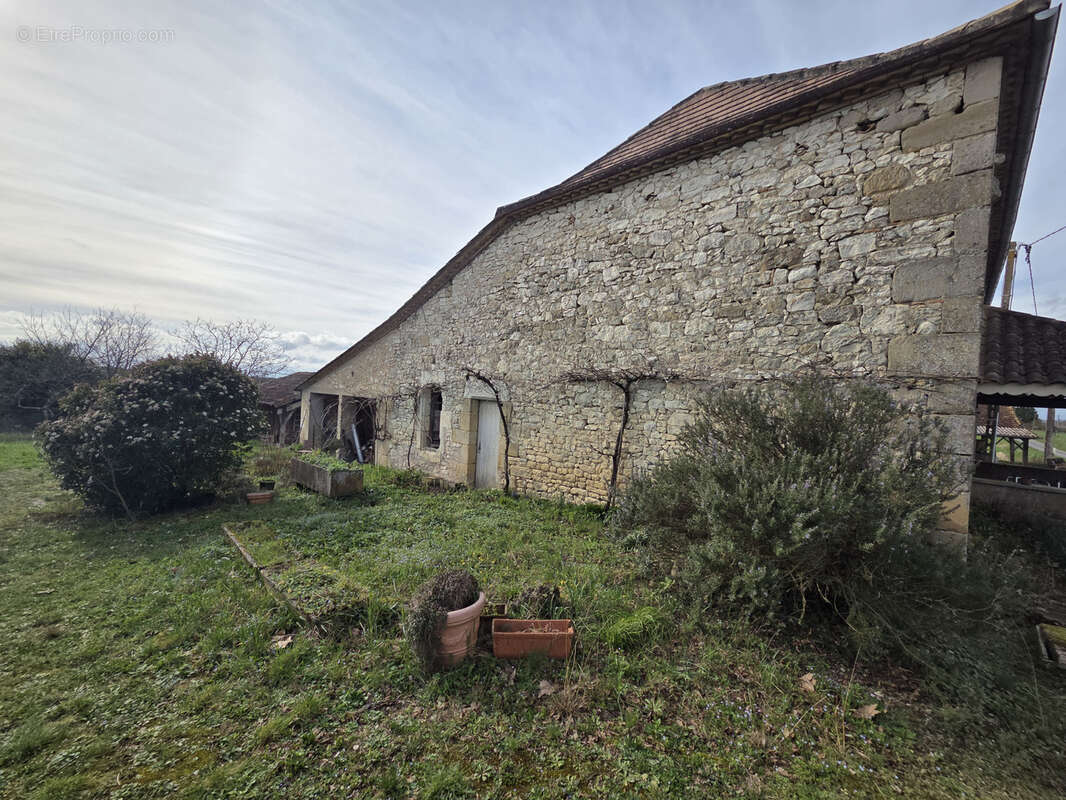 Maison en pierre à rénover   Fort potentiel d’aménagement - photo 12