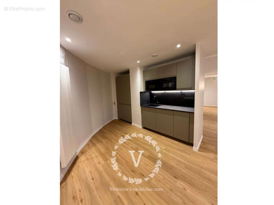 Commerce à PARIS-9E