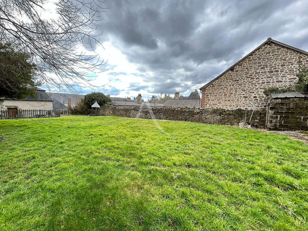 Maison à LASSAY-LES-CHATEAUX