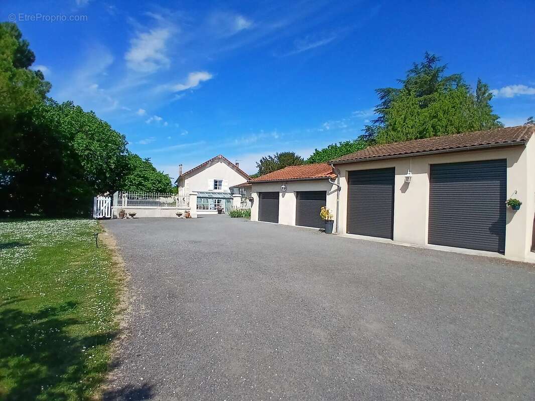 Maison à VILLEBOIS-LAVALETTE