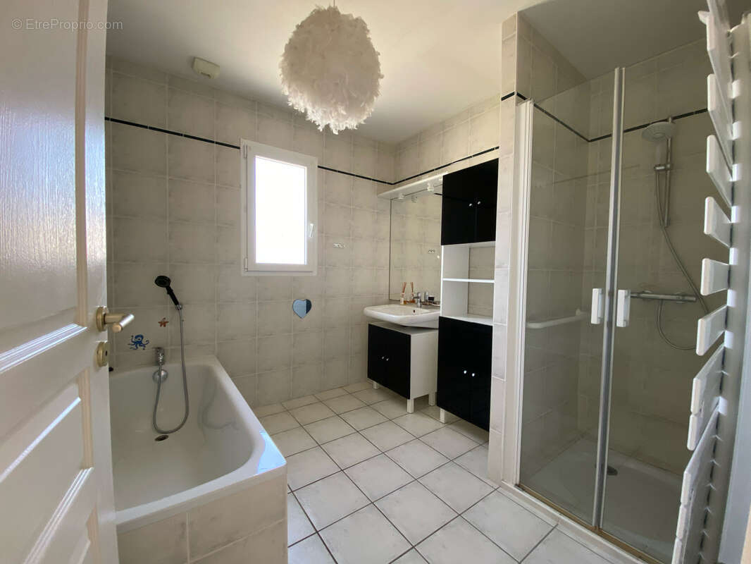Maison de Plain-Pied, trois chambres, jardin avec piscine. - photo 7