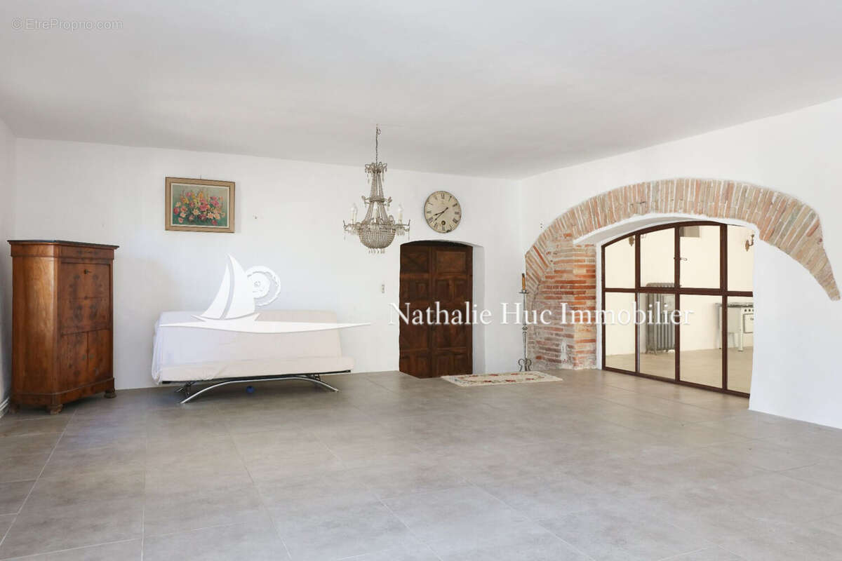 Maison 956 m² à Claira  - photo 2