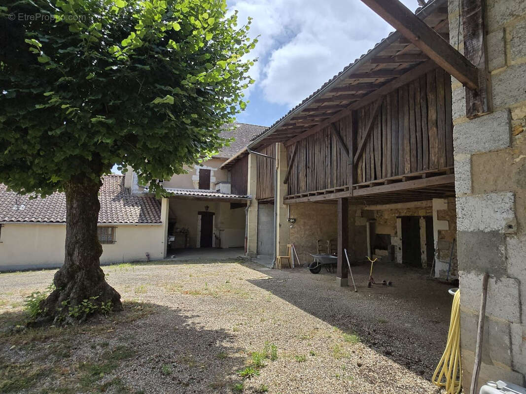 Maison de caractère avec dépendances et terrain - photo 3