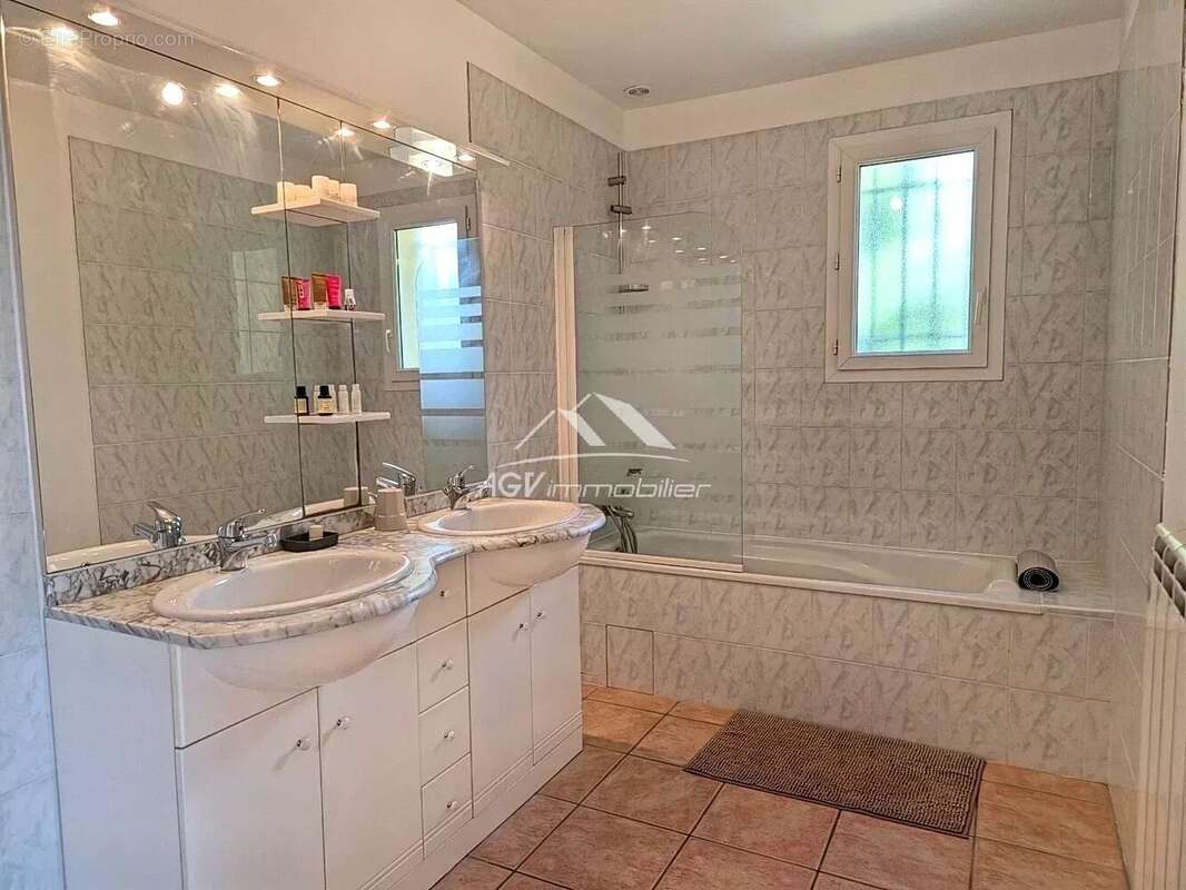 Maison à SAINT-HILAIRE-DE-BRETHMAS