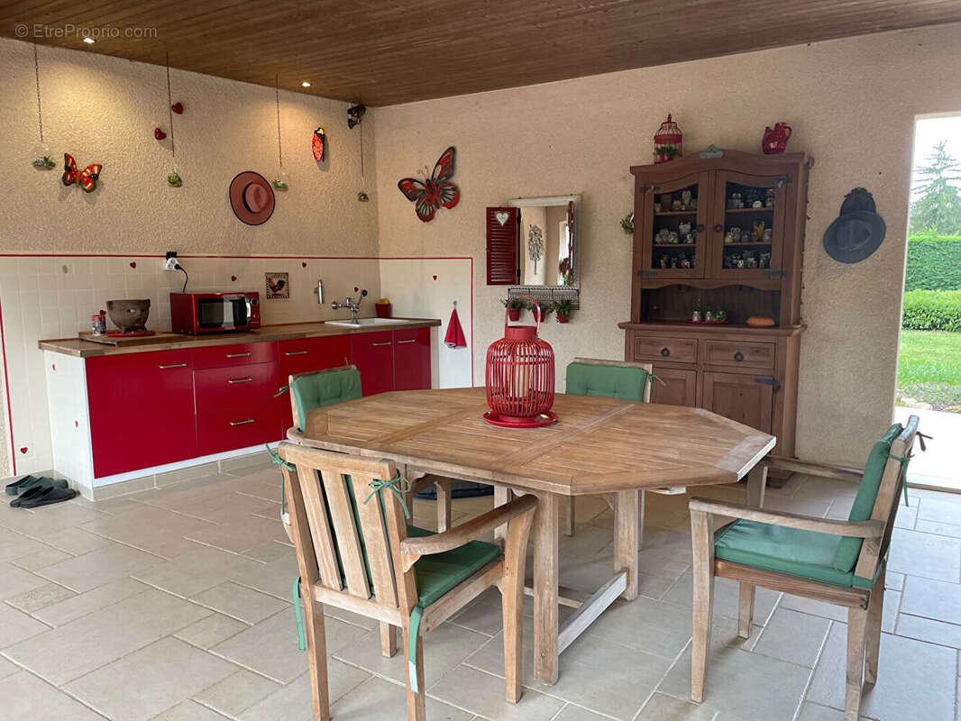 LOT- LUZECH    Superbe propriété, 4 chambres, située dans un grand parc clos avec piscine chauffée. - photo 5