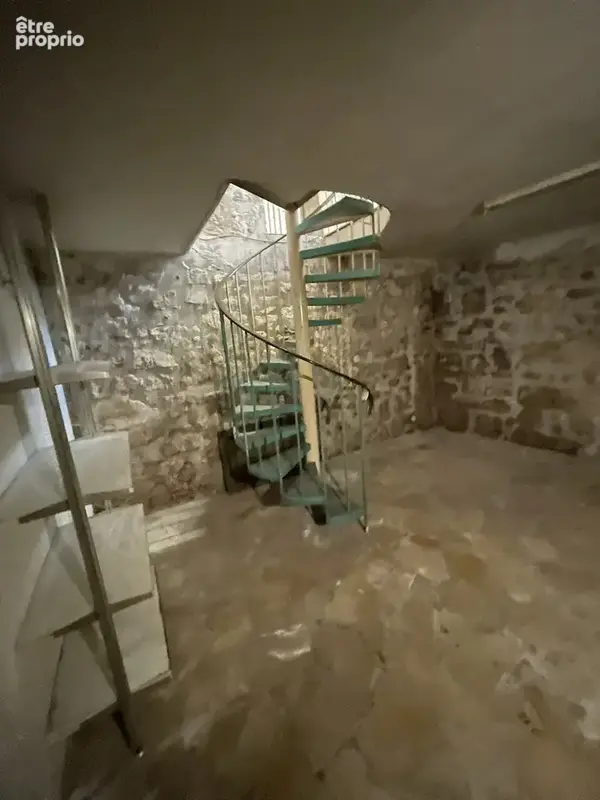 pièce en sous-sol 