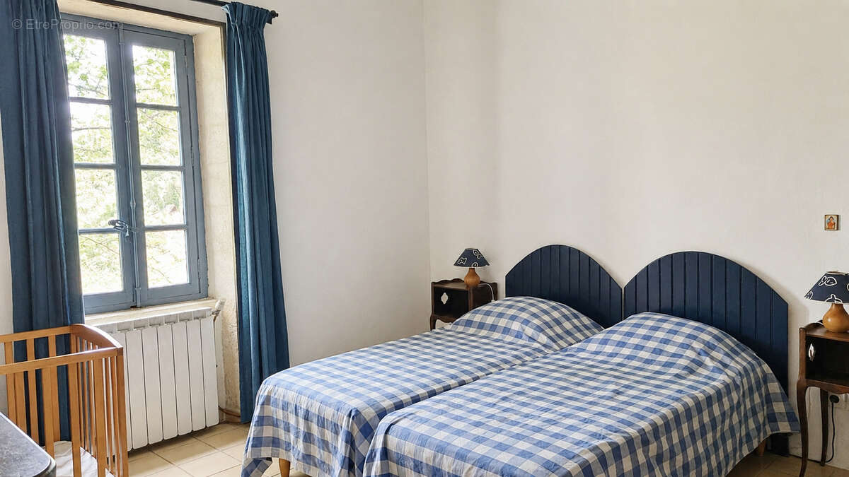 Ensemble immobilier de 281 m2 habitables et 740 m2 de bâtiments annexes - photo 6