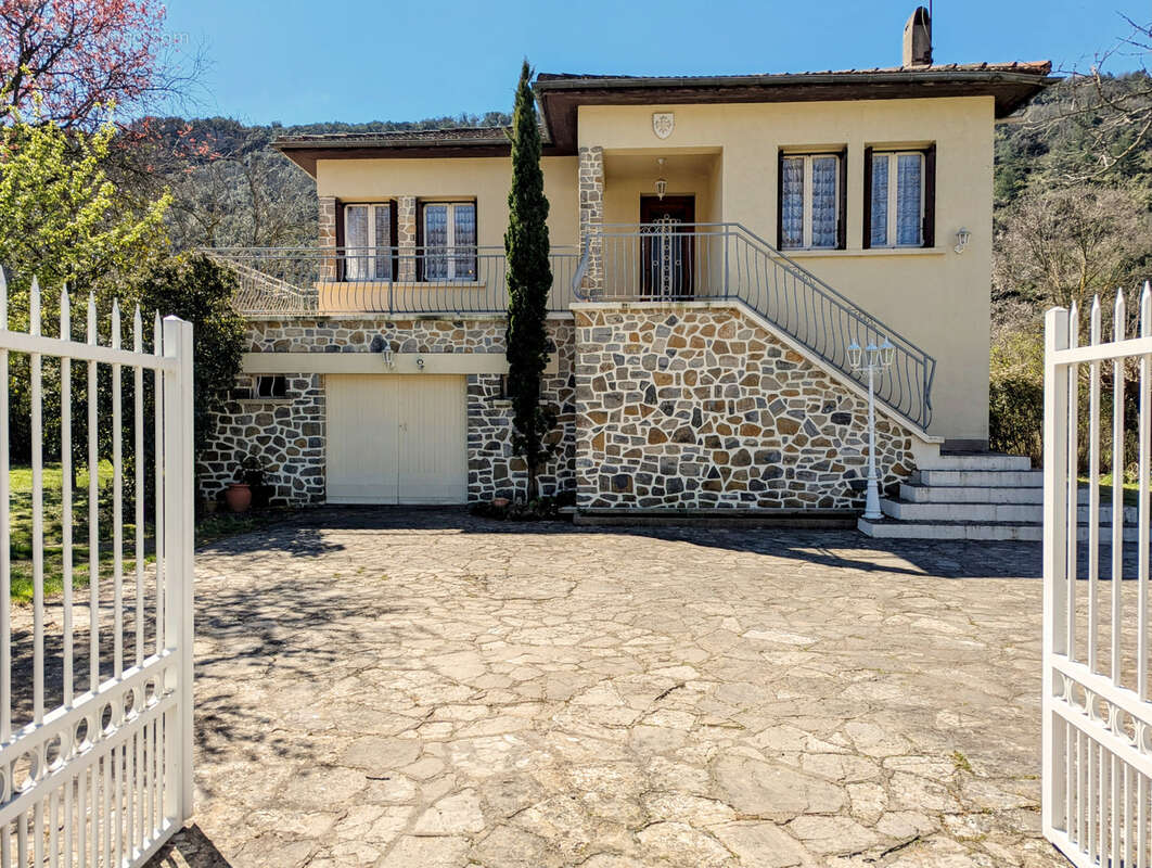 Maison à LA TOUR-SUR-ORB