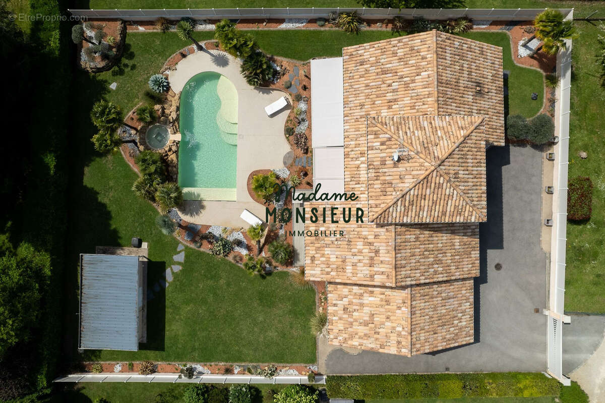 Maison à LA CHAPELLE-DE-LA-TOUR