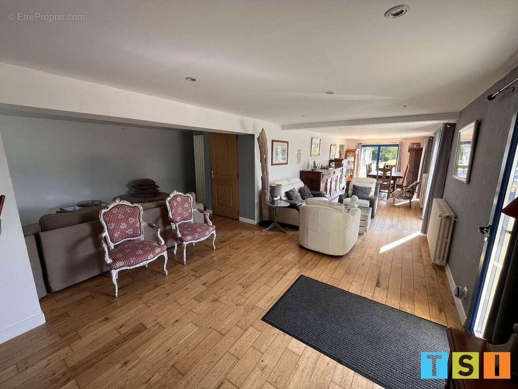 Maison rénovée 151 m²  4 chambres  Terrain 2120 m²  Piscine  Triple garage - photo 3