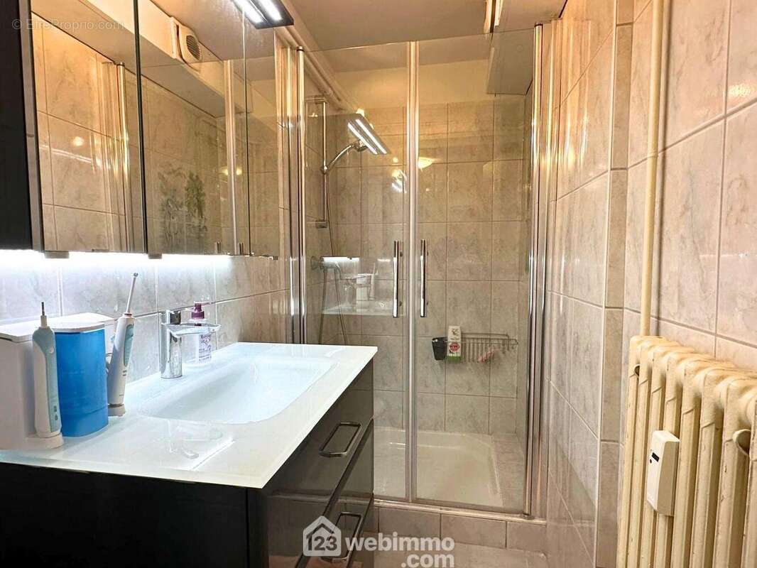 Une deuxième salle d'eau indépendante, assure confort et praticité. - Appartement à CREST-VOLAND