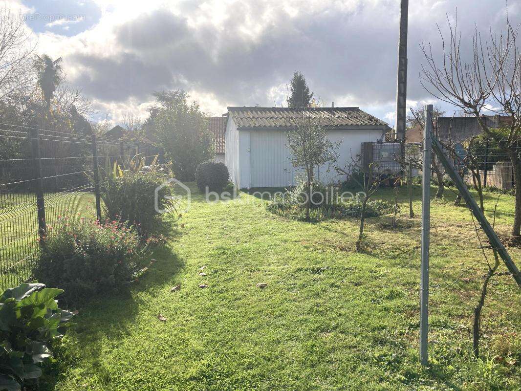 Maison à VILLECOMTAL-SUR-ARROS