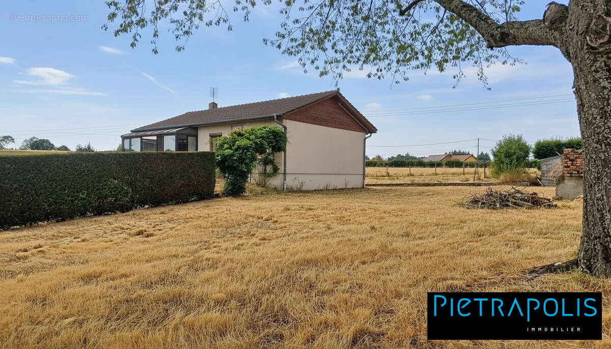 Maison 94 m² à Montmelard  - photo 3