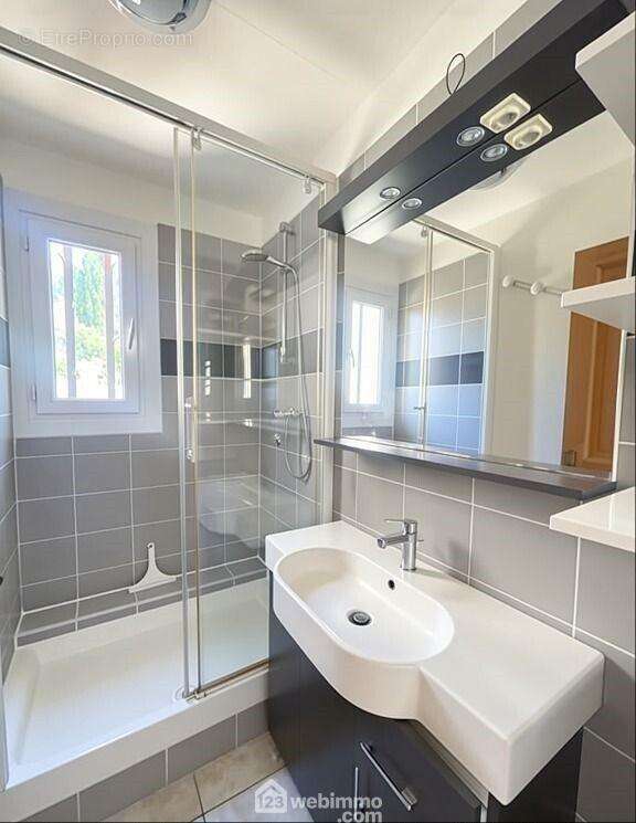 Salle d'eau complémentaire offrant un confort appréciable au quotidien. - Appartement à FREJUS