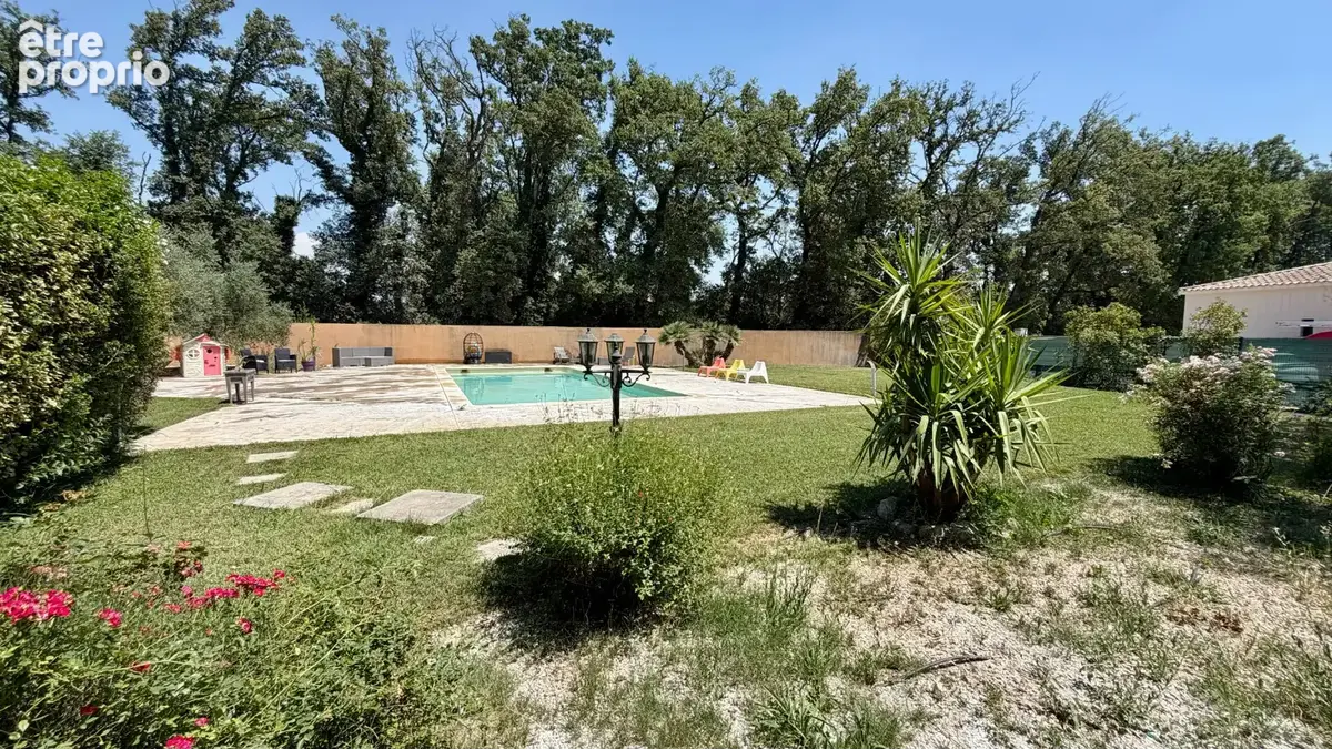 Villa traditionnelle avec piscine sur 2300 m² de jardin clos et arboré. - photo 17