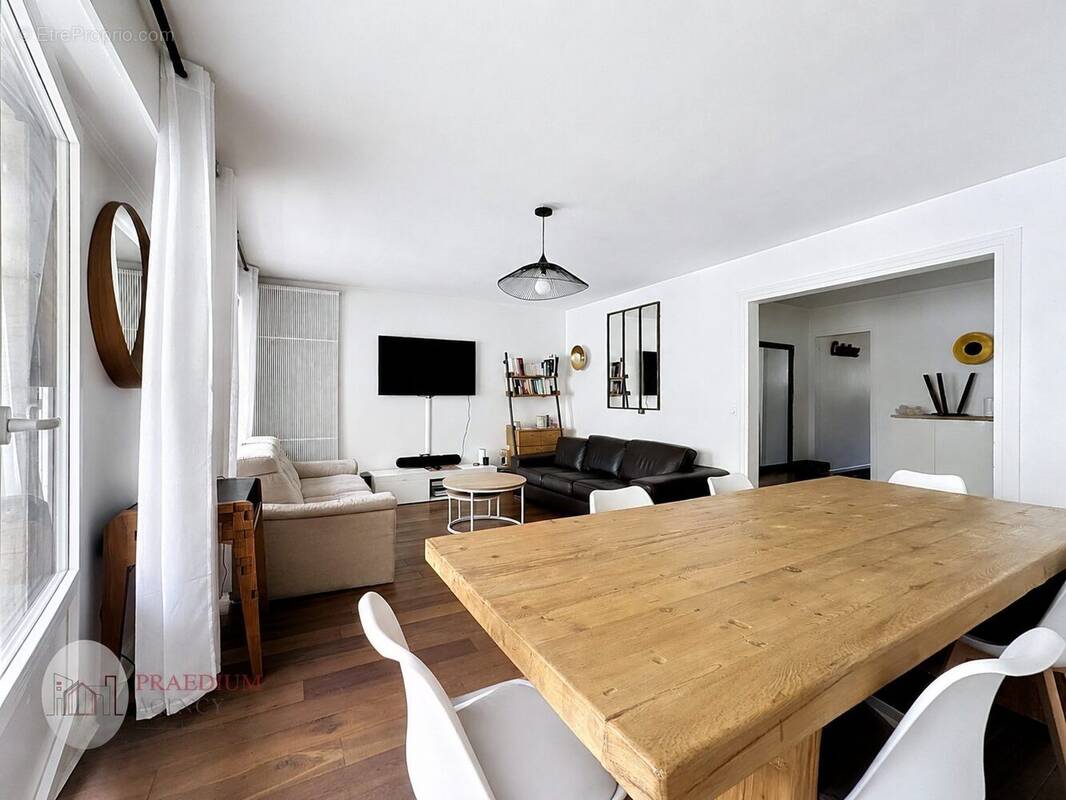 Appartement à COURBEVOIE
