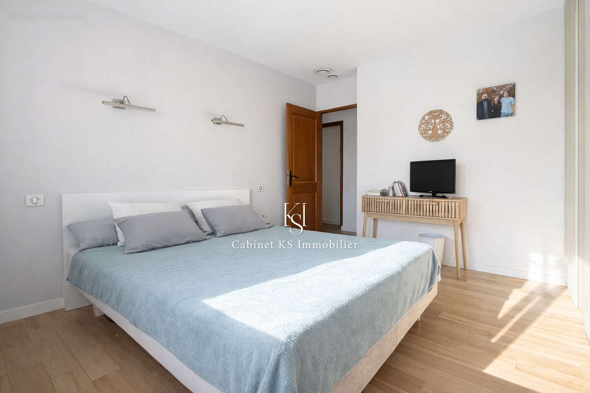 Maison 277 m² à Chateauneuf-Le-Rouge  - photo 9