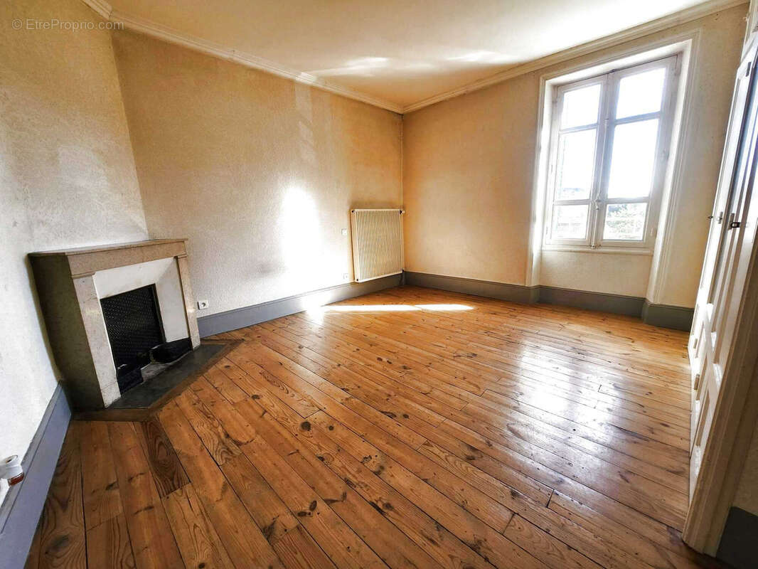 Maison à SAINT-LAURENT-DU-PAPE