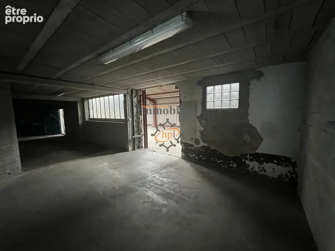Vente deux locaux commerciaux, dépôt, 12 garages et parking sur 974 m2 de terrain Saint Affrique - photo 9