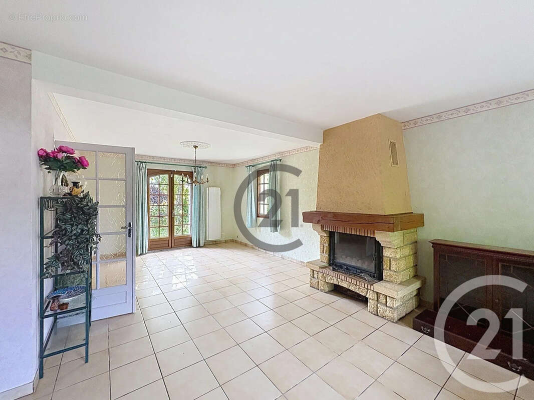 Maison à VARENNES-JARCY
