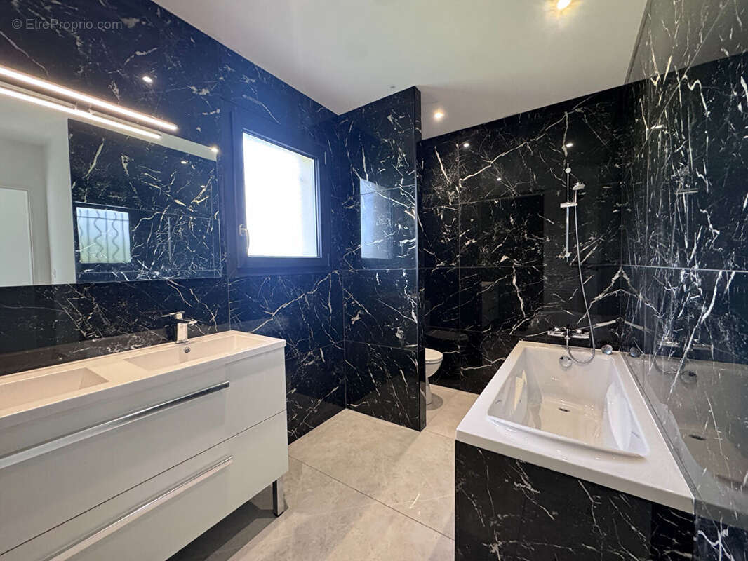 Maison à CHARMES-SUR-RHONE