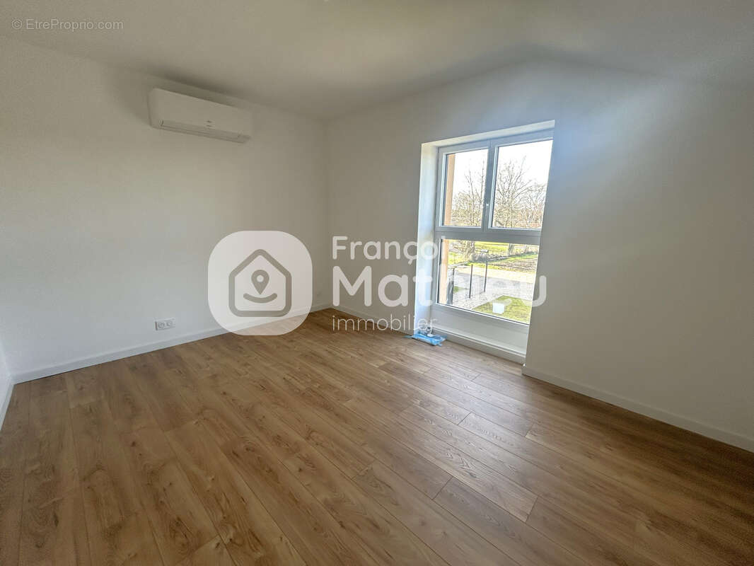 Condeissiat -  Maison T4 rénovée en 2025 avec jardin. - photo 8