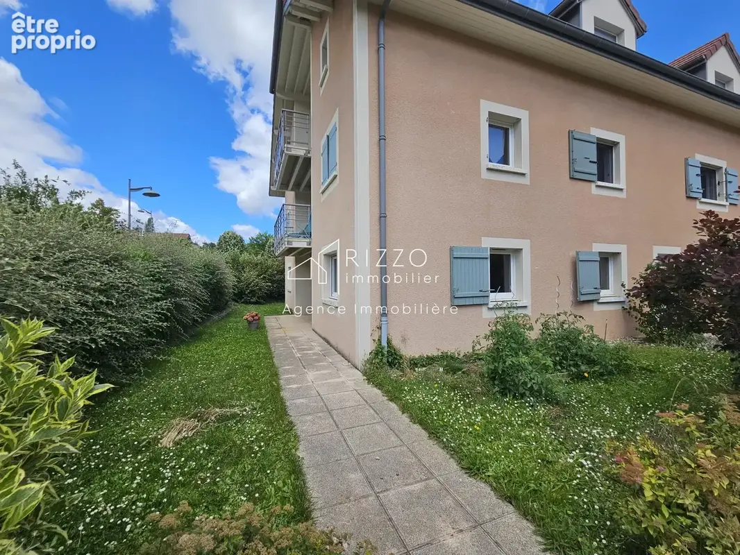 Appartement à PERON