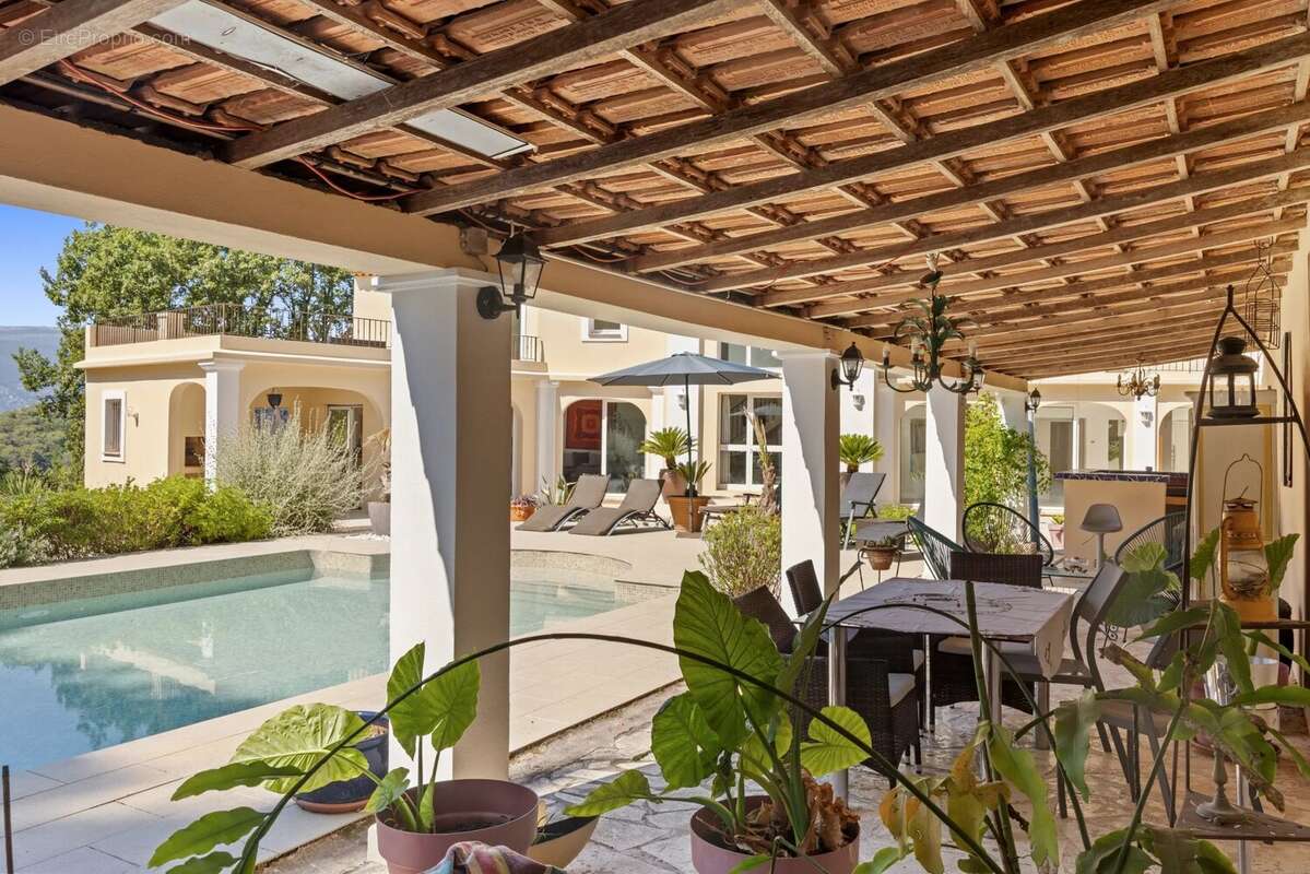 Propriété unique à Mougins — un havre de paix familial avec forêt, pool house et vie de village. - photo 4