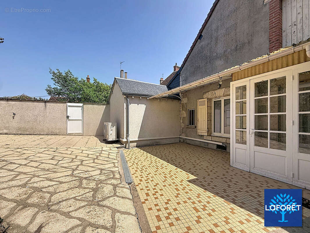 À seulement 10 minutes de Blois, laissez-vous séduire par cette maison pleine de charme. - photo 15