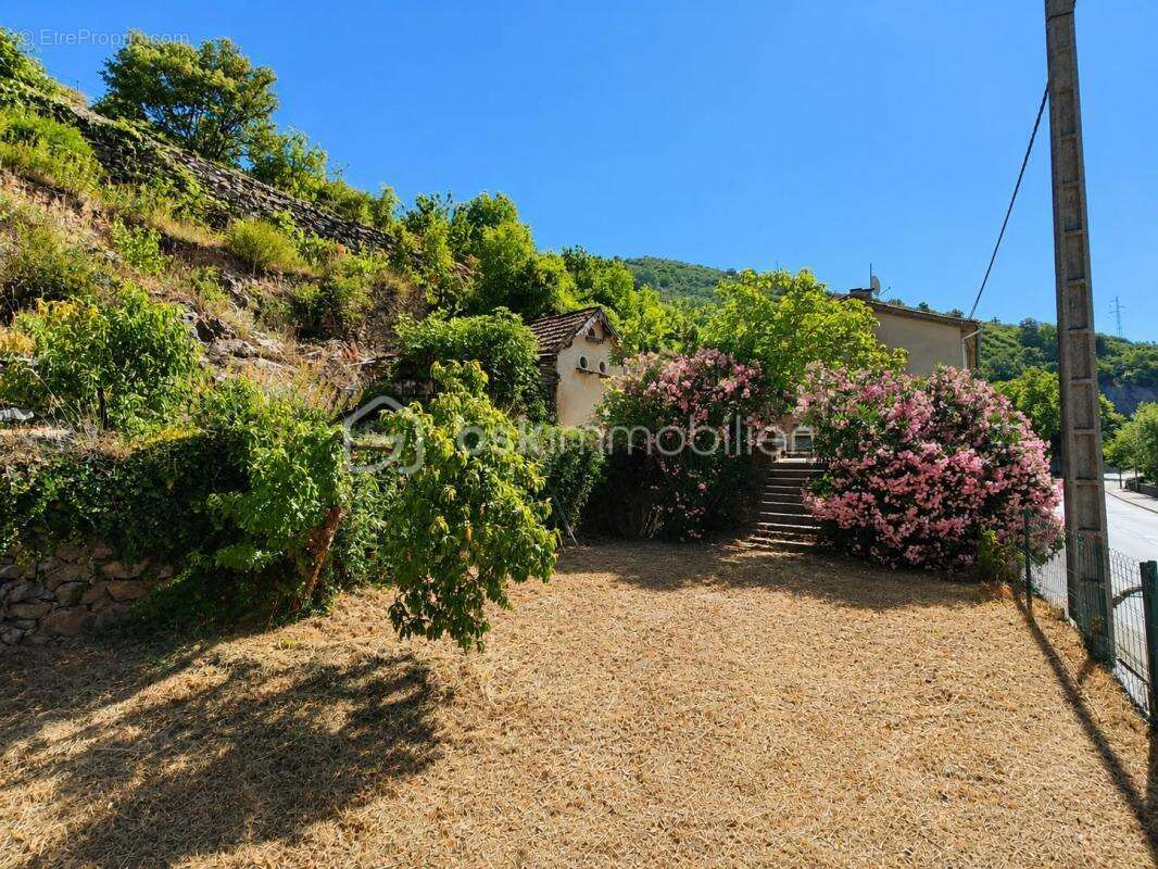Maison de village avec terrain - terrasse et grand garage - photo 5