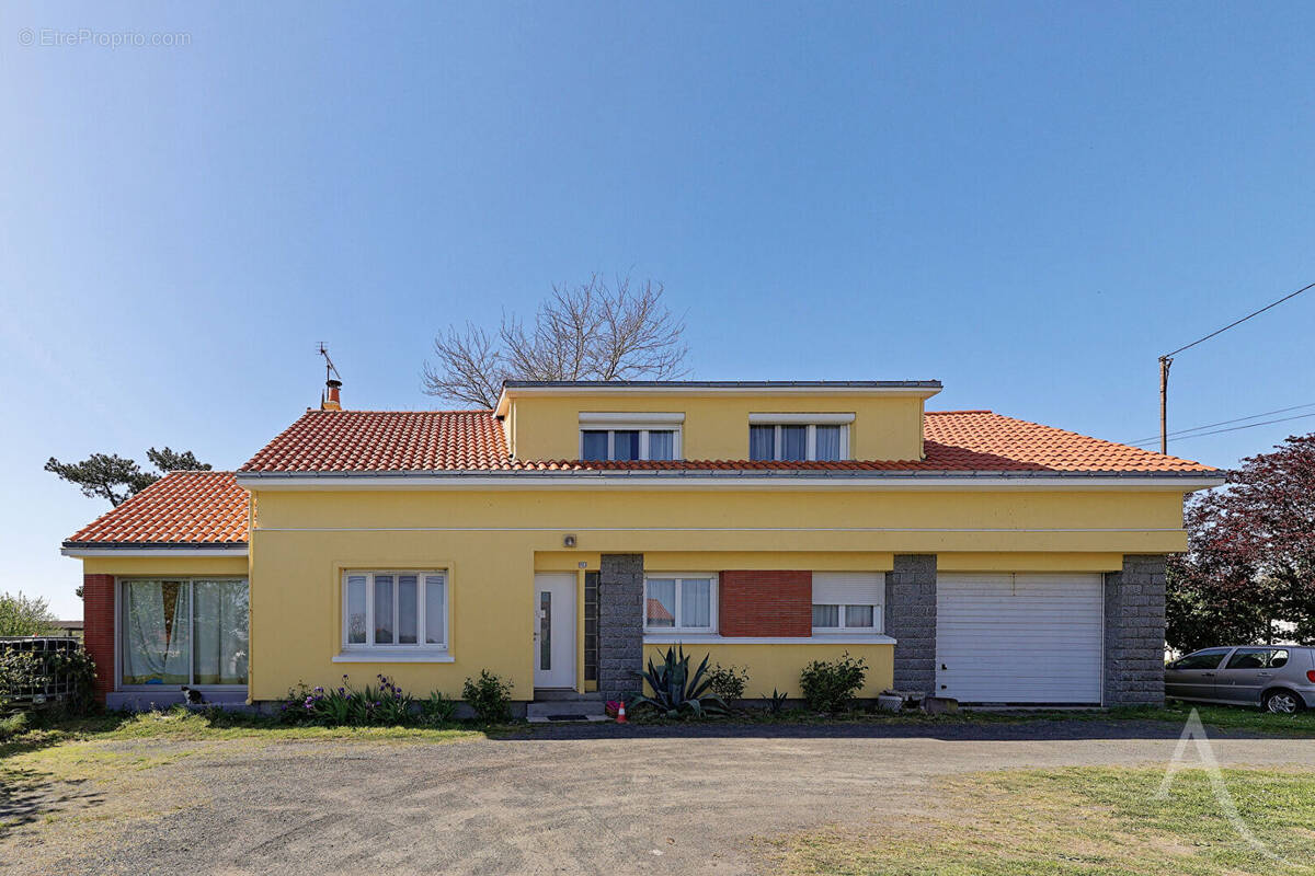 Maison à SAINT-MACAIRE-EN-MAUGES
