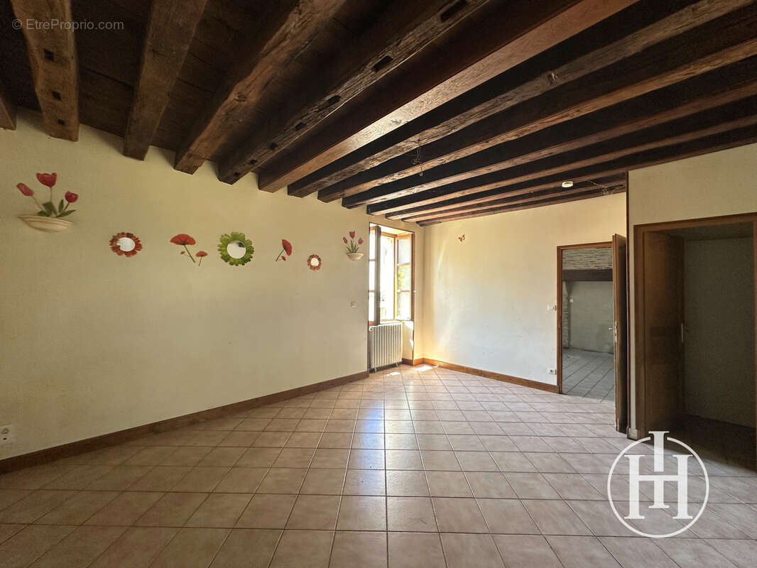 EXCLUSIVITÉ : Maison de village en pierre   Beau potentiel à 10 minutes des commodités - - photo 3