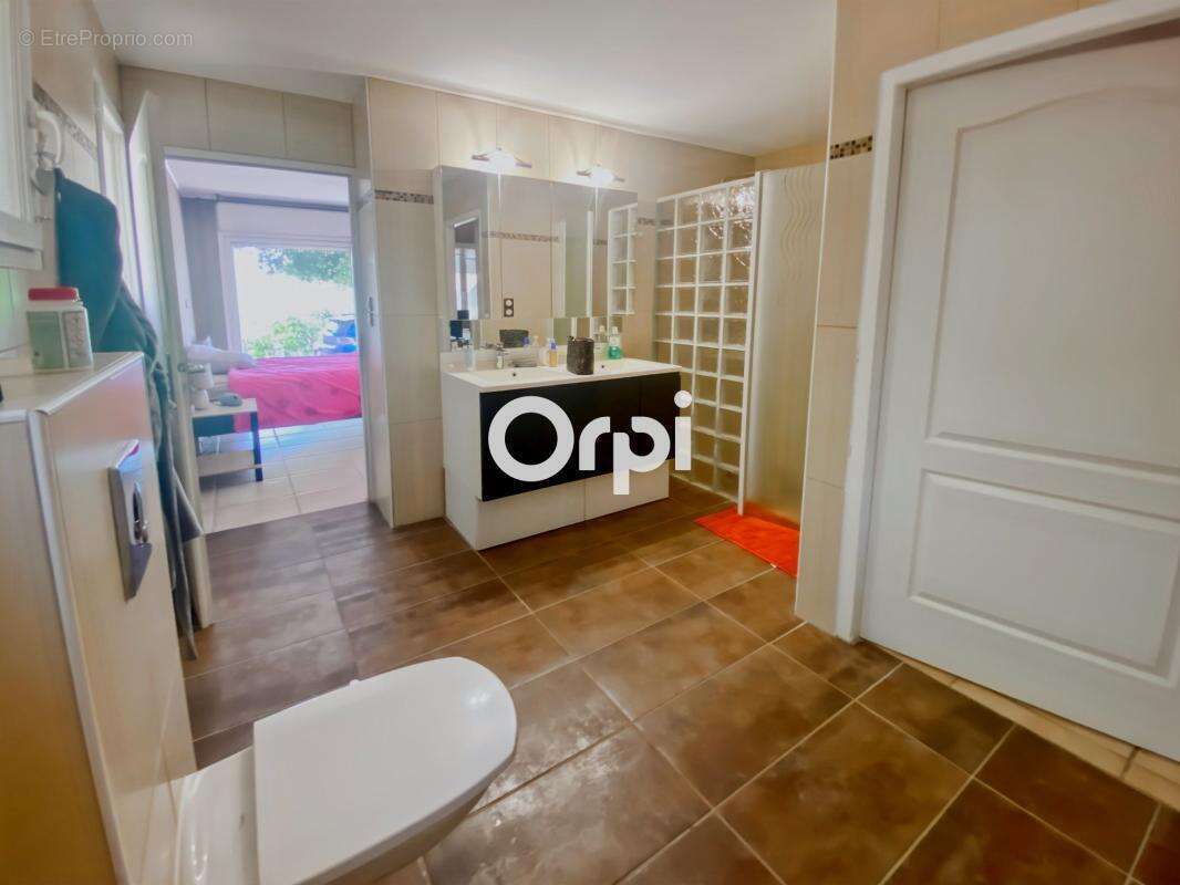 Villa T6 de 168 m2 de plain pied, jardin, piscine, garage - photo 12