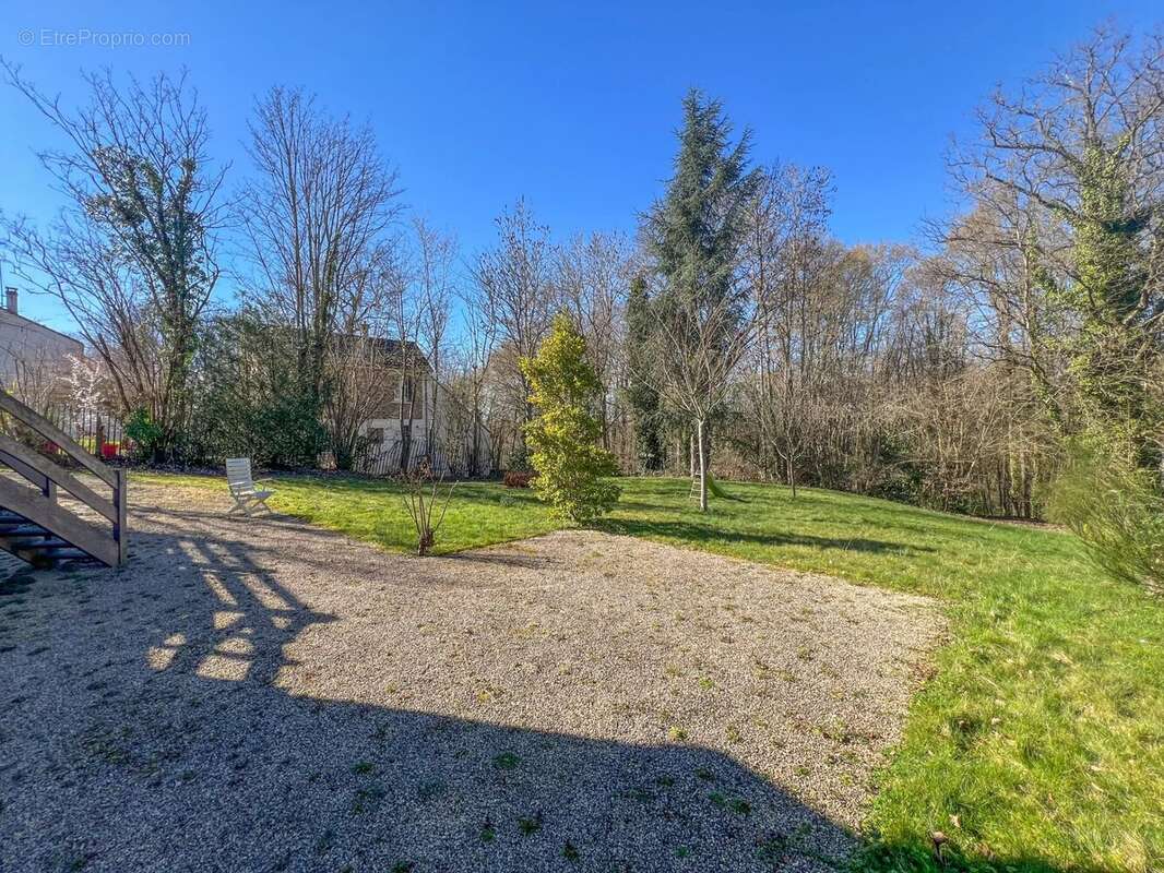 Maison à LE MESNIL-SAINT-DENIS