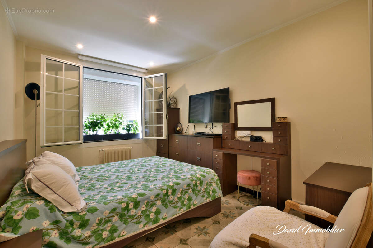 Villa 3 faces - 320 m2 + terrain constructible - photo 11