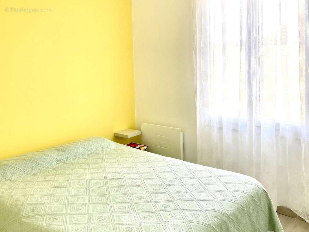 Chambre 1 lumineuse avec placard intégré. - Maison à LES SABLES-D&#039;OLONNE