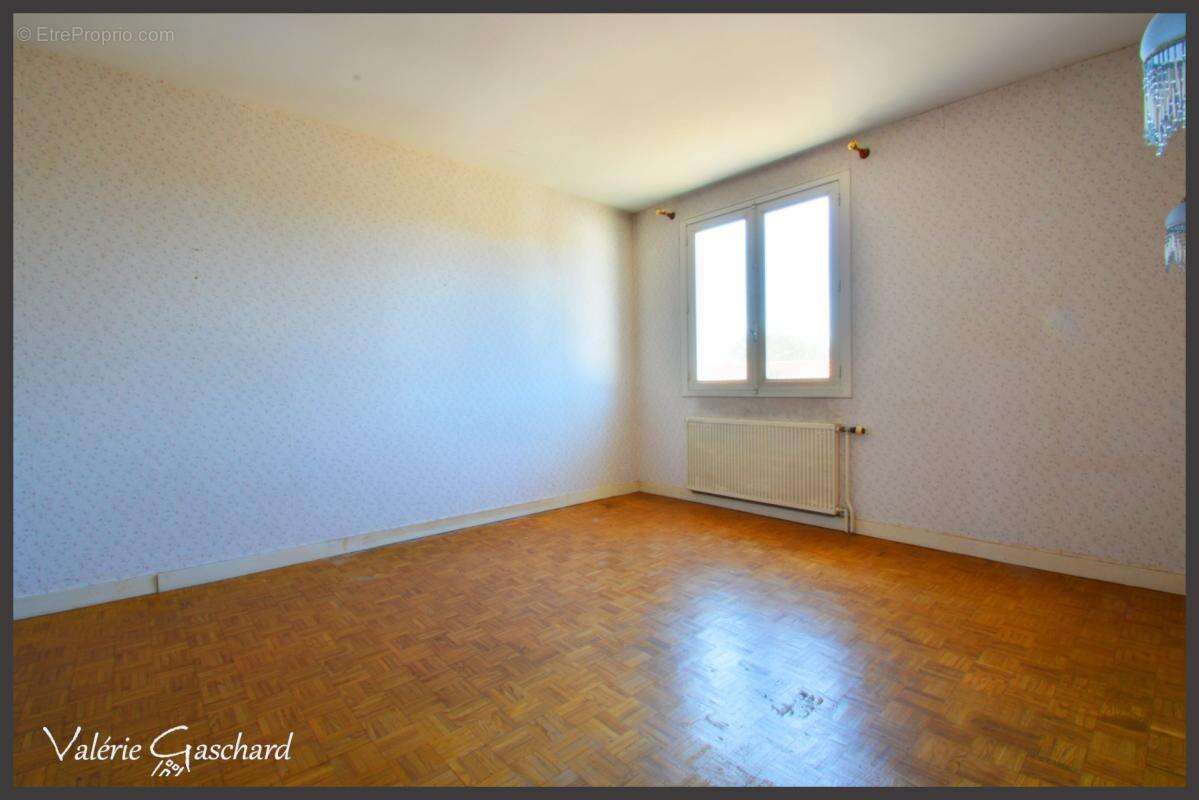 Saint seurin sur l'isle -Maison 4 chambres + sous sol total, grange et terrain - photo 9