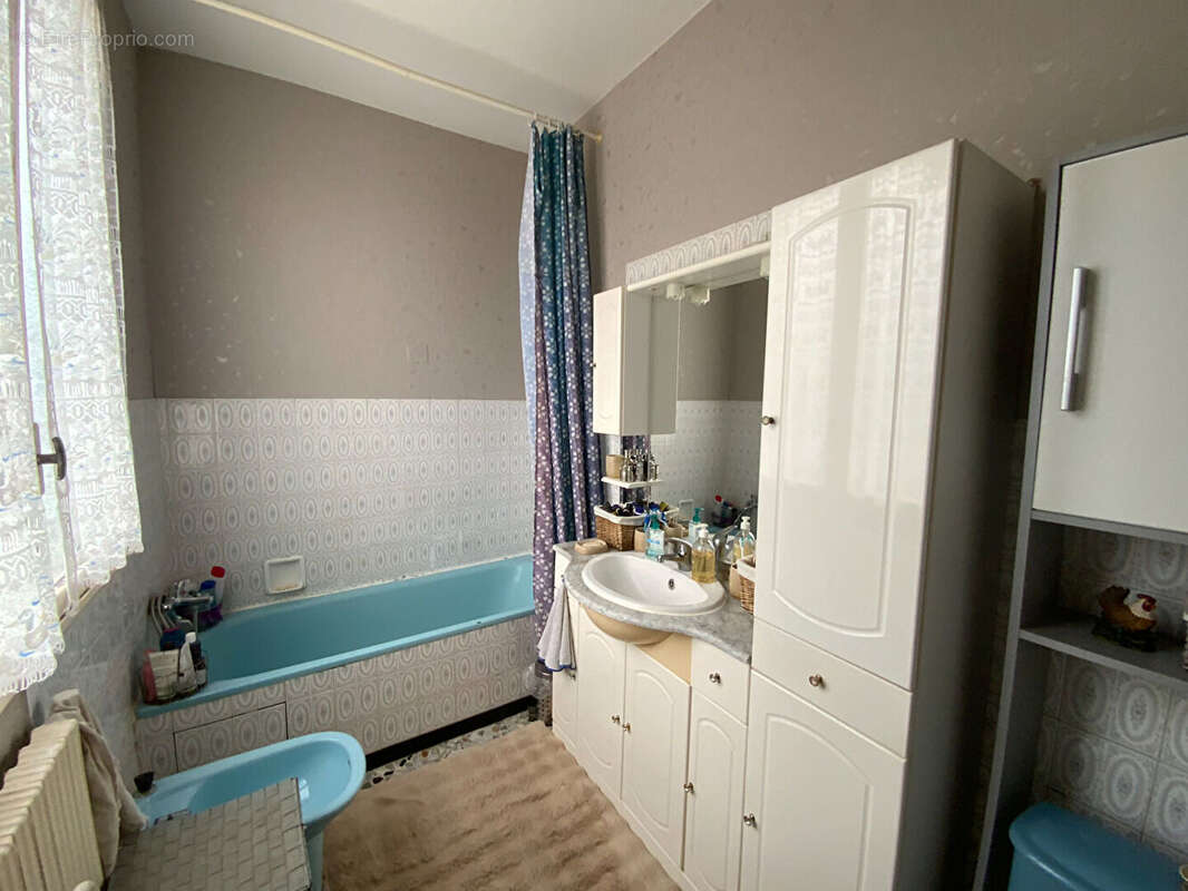 SAINT-EMILAND - Ténement immobilier comprenant deux maisons avec dépendances sur terrain de 1ha 48a 95ca - photo 8