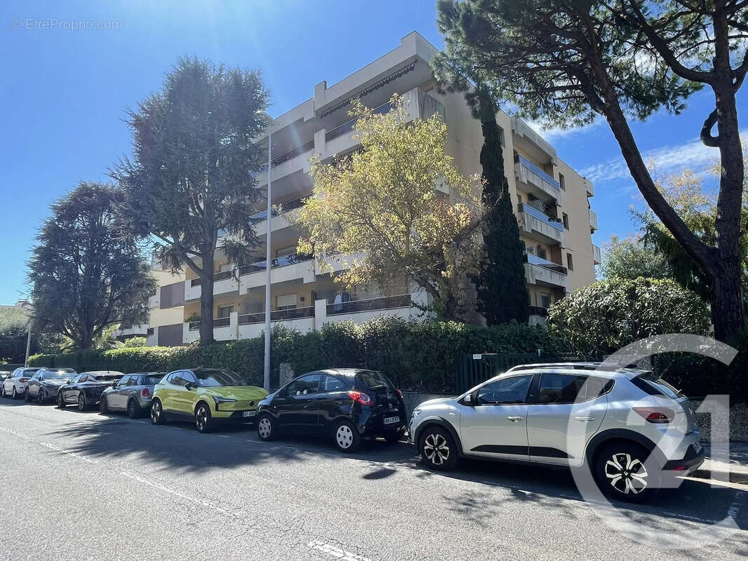 Appartement à SAINT-LAURENT-DU-VAR