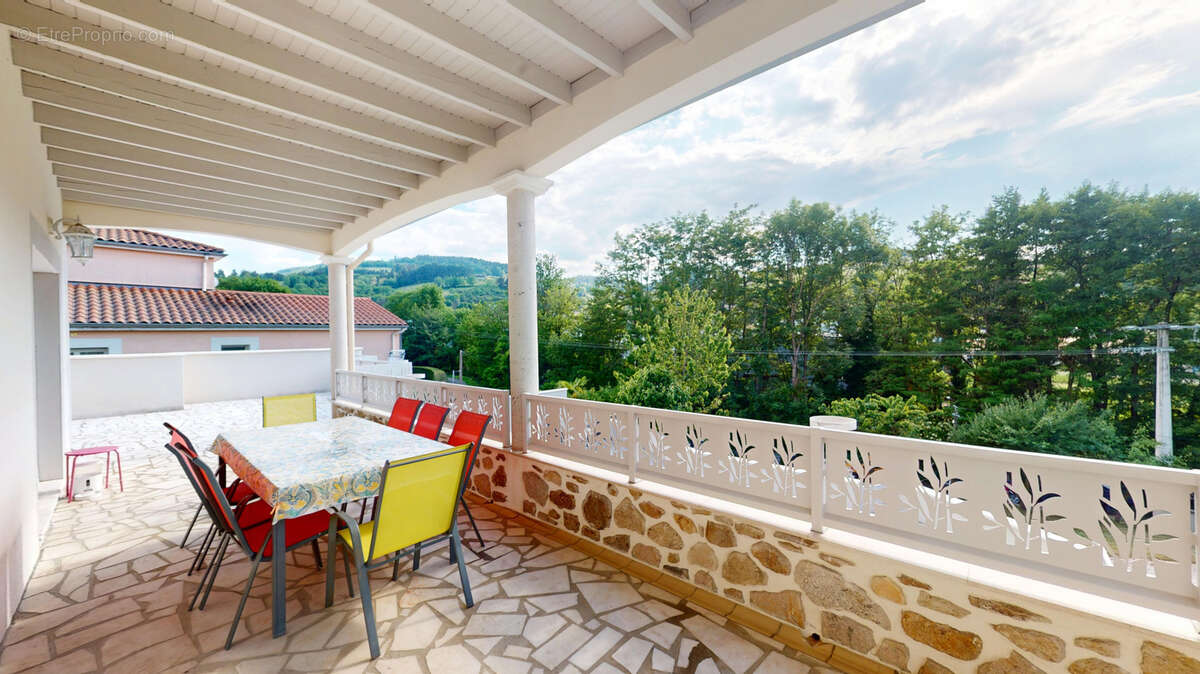Maison à LE CHAMBON-FEUGEROLLES