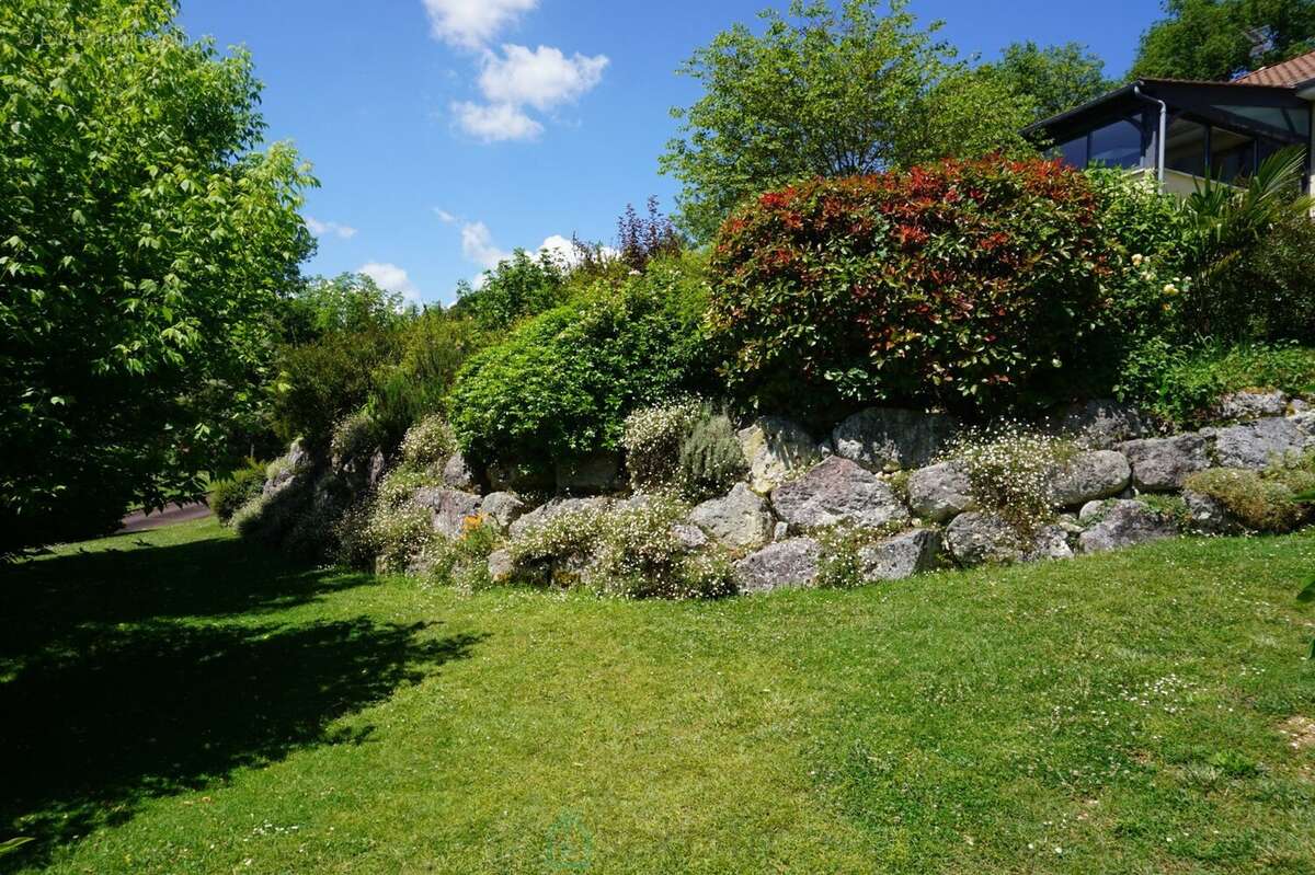 Elégante villa nichée sur les hauteurs du village de Brantôme. - photo 8