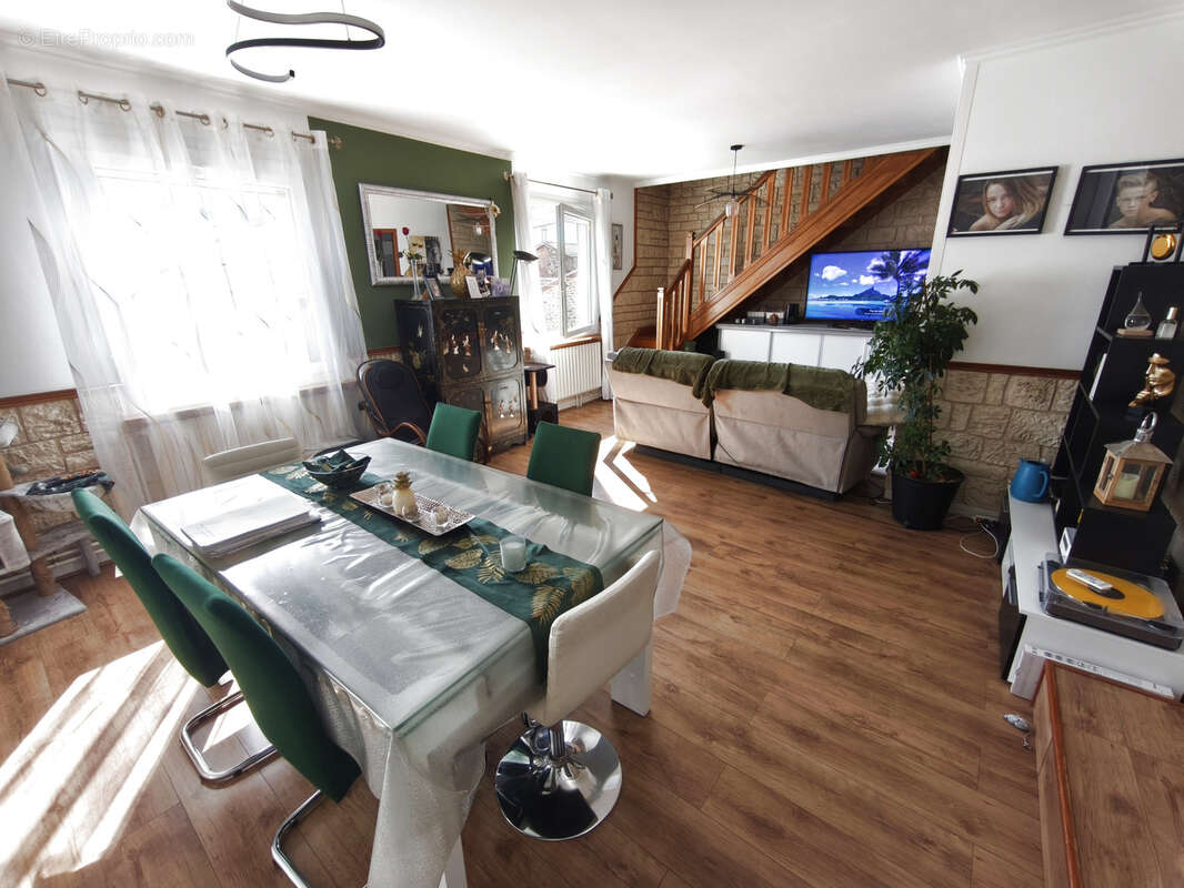 Appartement à LE CHAMBON-FEUGEROLLES