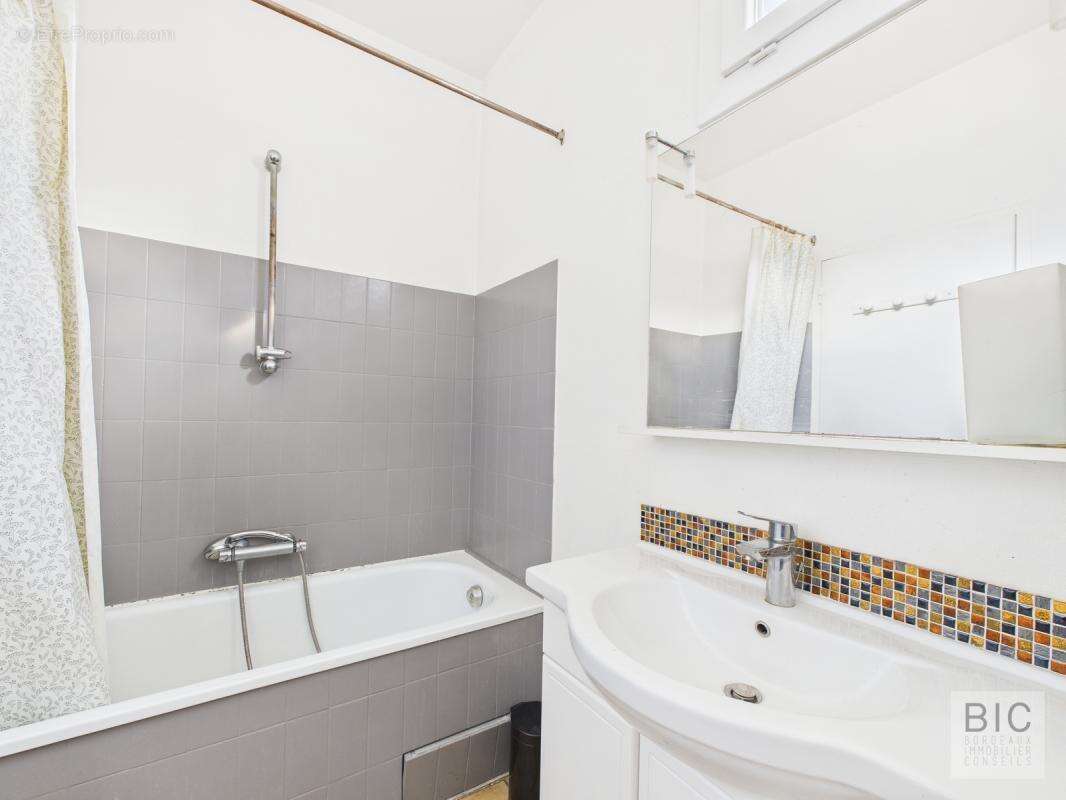 A vendre  grand T2 de 48 m2 à ré-agencer - photo 4