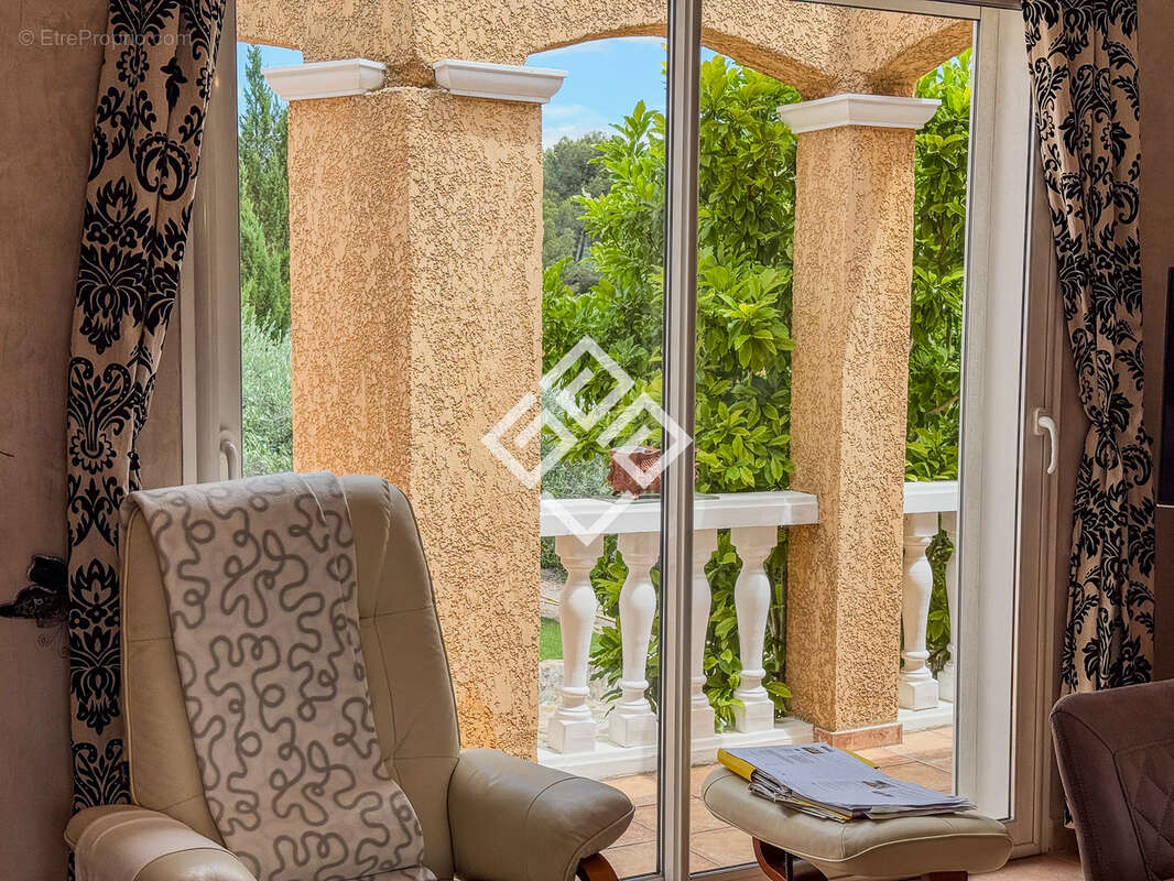 Villa de prestige avec piscine et dépendance. - photo 4